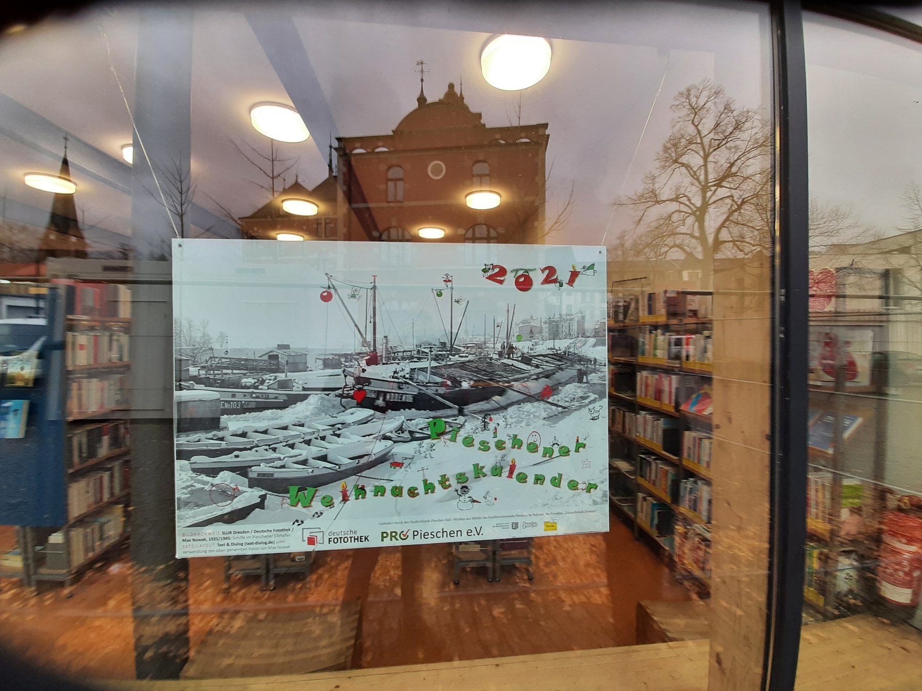 Fertiger Kalender im Bibliotheksfenster 2021