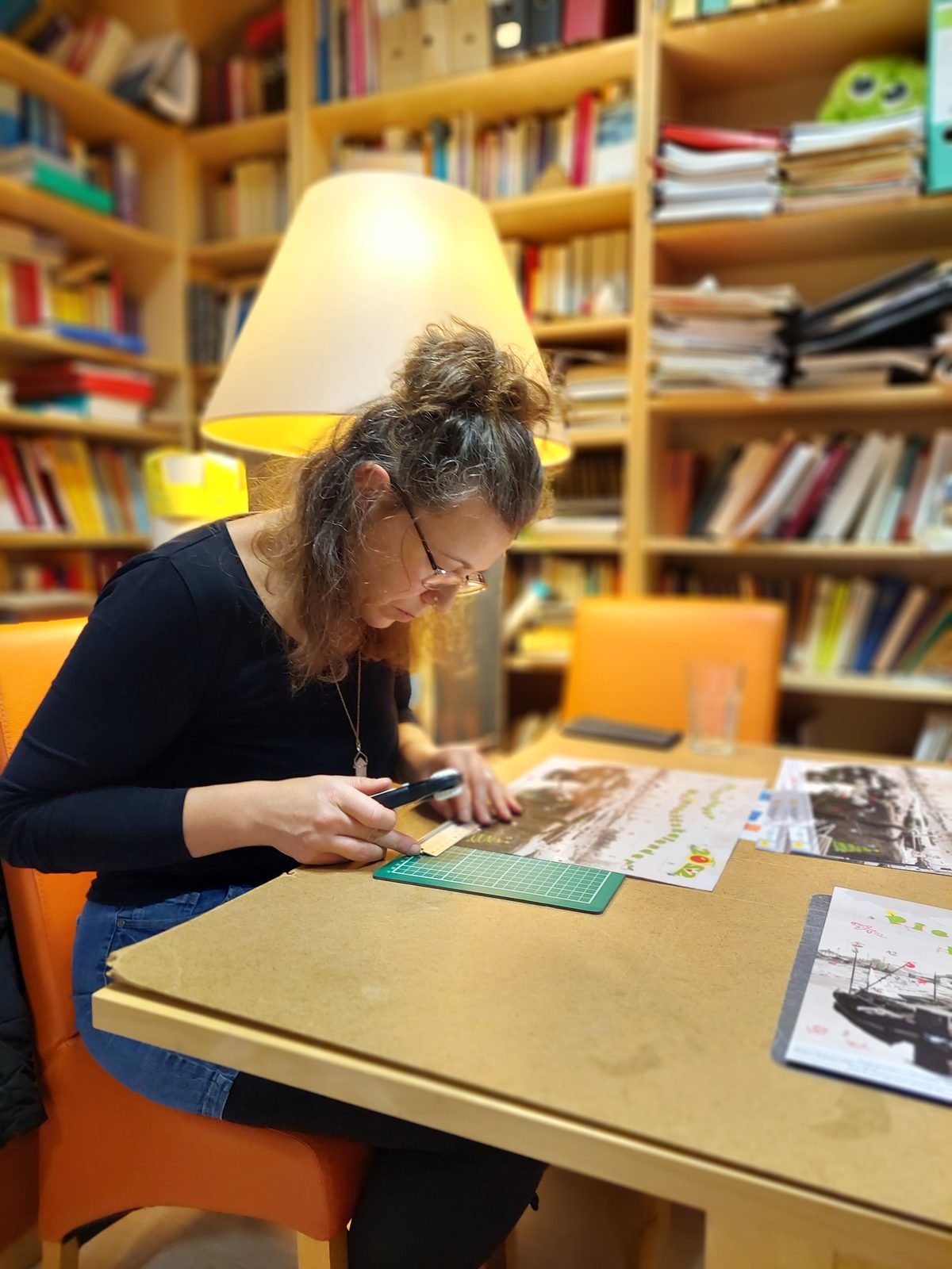 Handarbeit am Kalender 2022