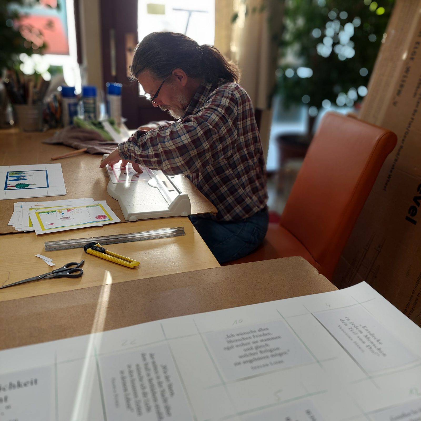 Handarbeit am Kalender 2024
